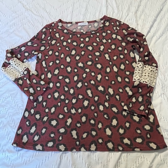 NWOT Maroon leopard top with crochet detail size M - Picture 3 of 7